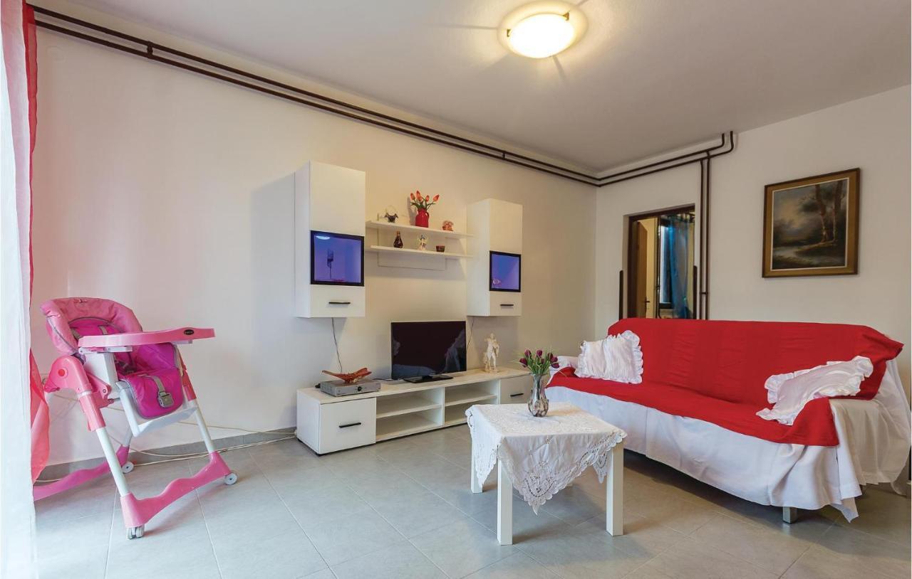 3 Bedroom Beautiful Apartment In Medulin Exterior photo
