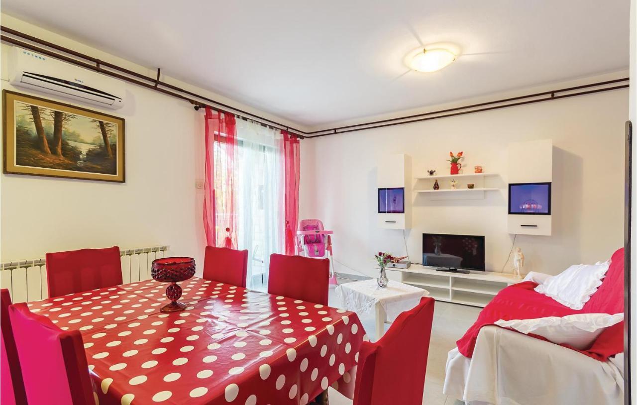 3 Bedroom Beautiful Apartment In Medulin Exterior photo