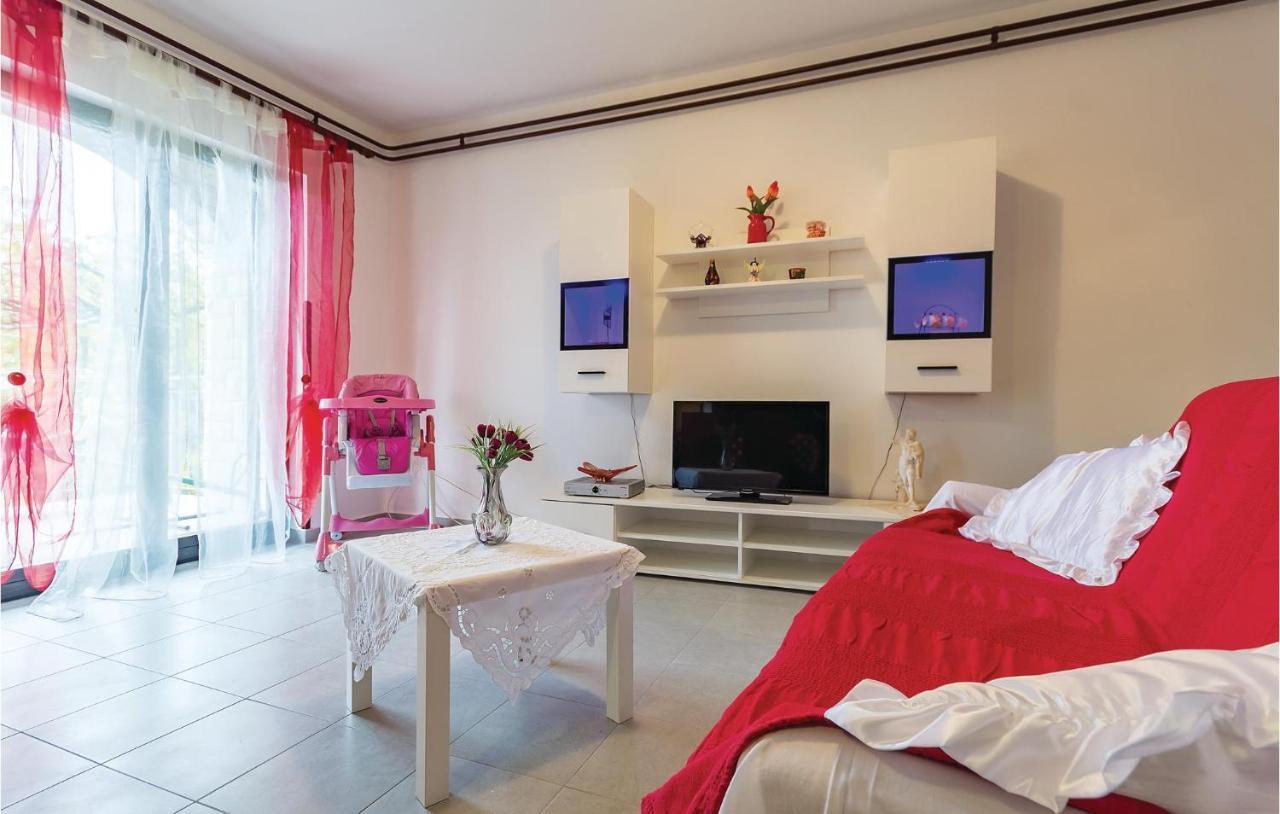 3 Bedroom Beautiful Apartment In Medulin Exterior photo