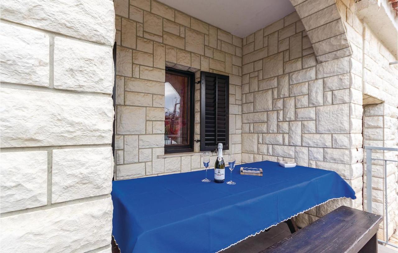 3 Bedroom Beautiful Apartment In Medulin Exterior photo